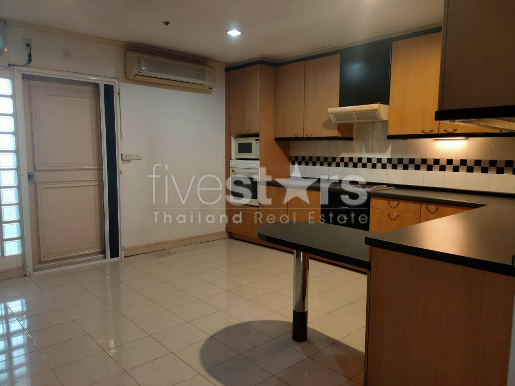 Spacious 3 bedrooms condo for rent walking distance to BTS Nana, photo 2