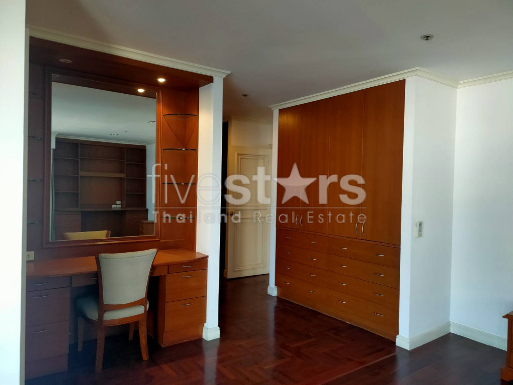 Spacious 3 bedrooms condo for rent walking distance to BTS Nana, photo 9