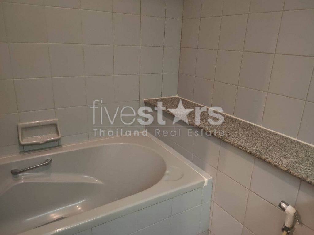 Spacious 3 bedrooms condo for rent walking distance to BTS Nana, photo 15