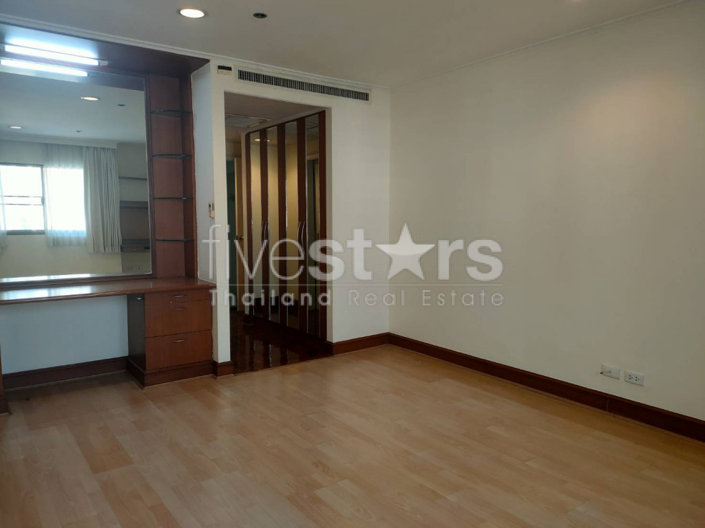 Spacious 3 bedrooms condo for rent walking distance to BTS Nana, photo 13