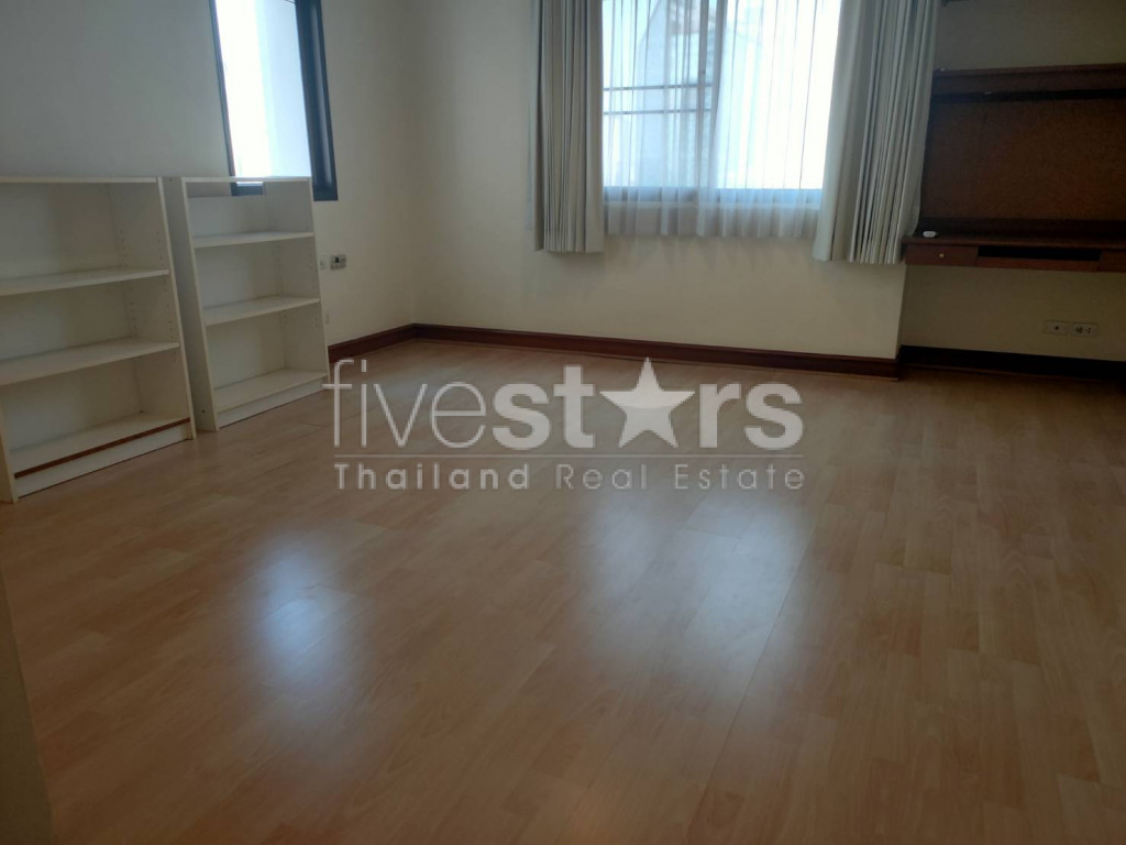 Spacious 3 bedrooms condo for rent walking distance to BTS Nana, photo 8