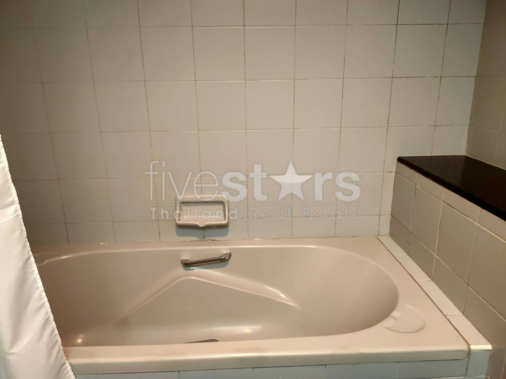 Spacious 3 bedrooms condo for rent walking distance to BTS Nana, photo 18