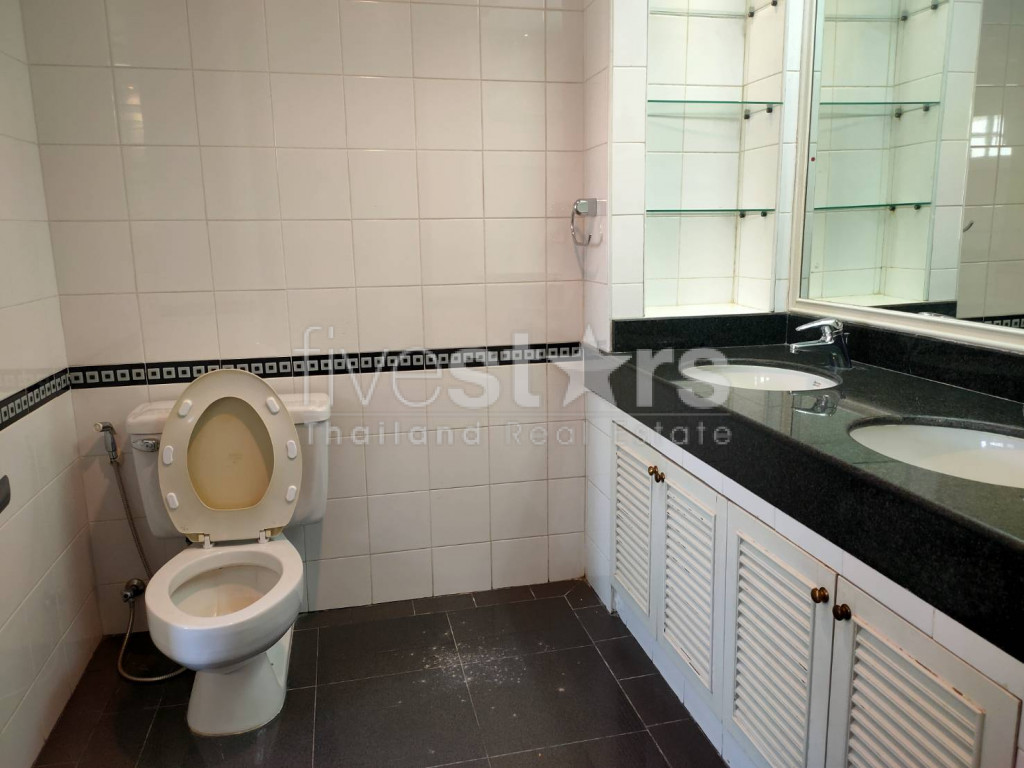 Spacious 3 bedrooms condo for rent walking distance to BTS Nana, photo 16