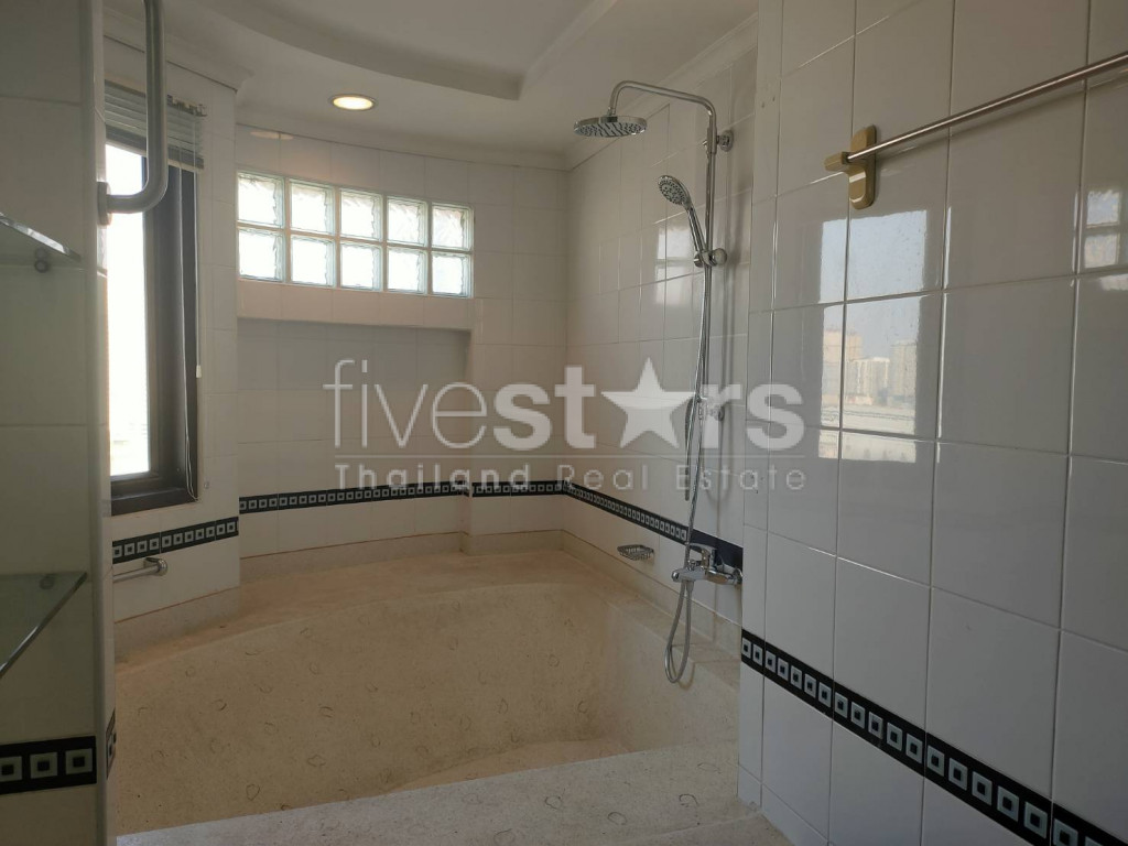 Spacious 3 bedrooms condo for rent walking distance to BTS Nana, photo 17