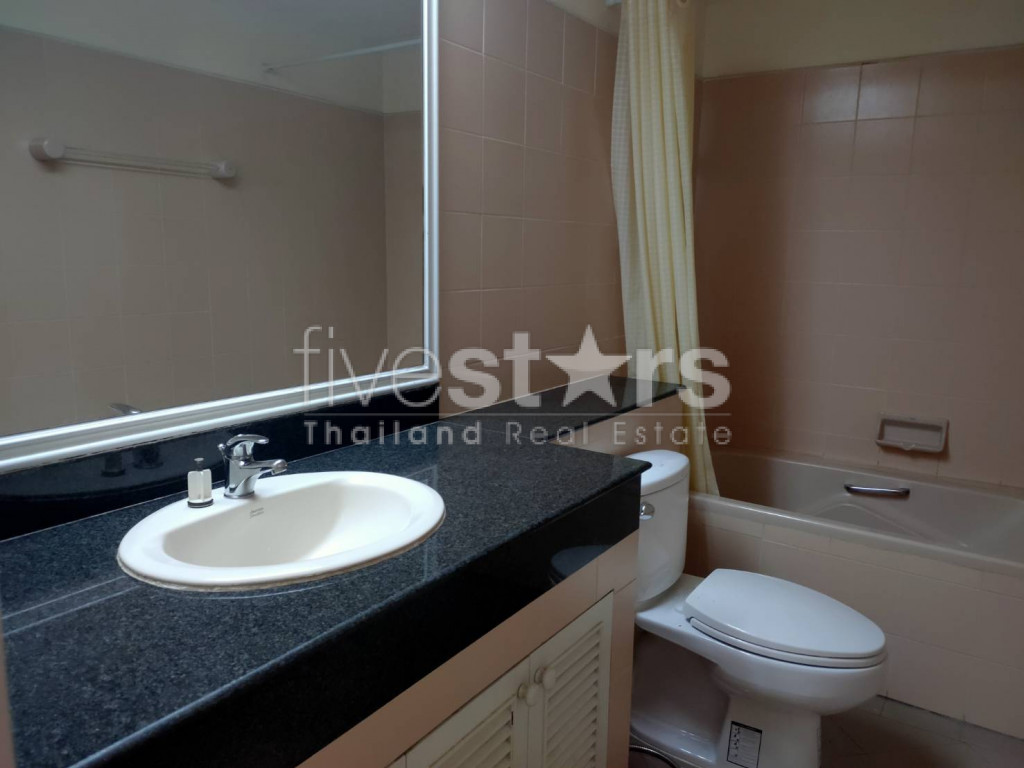 Spacious 3 bedrooms condo for rent walking distance to BTS Nana, photo 15