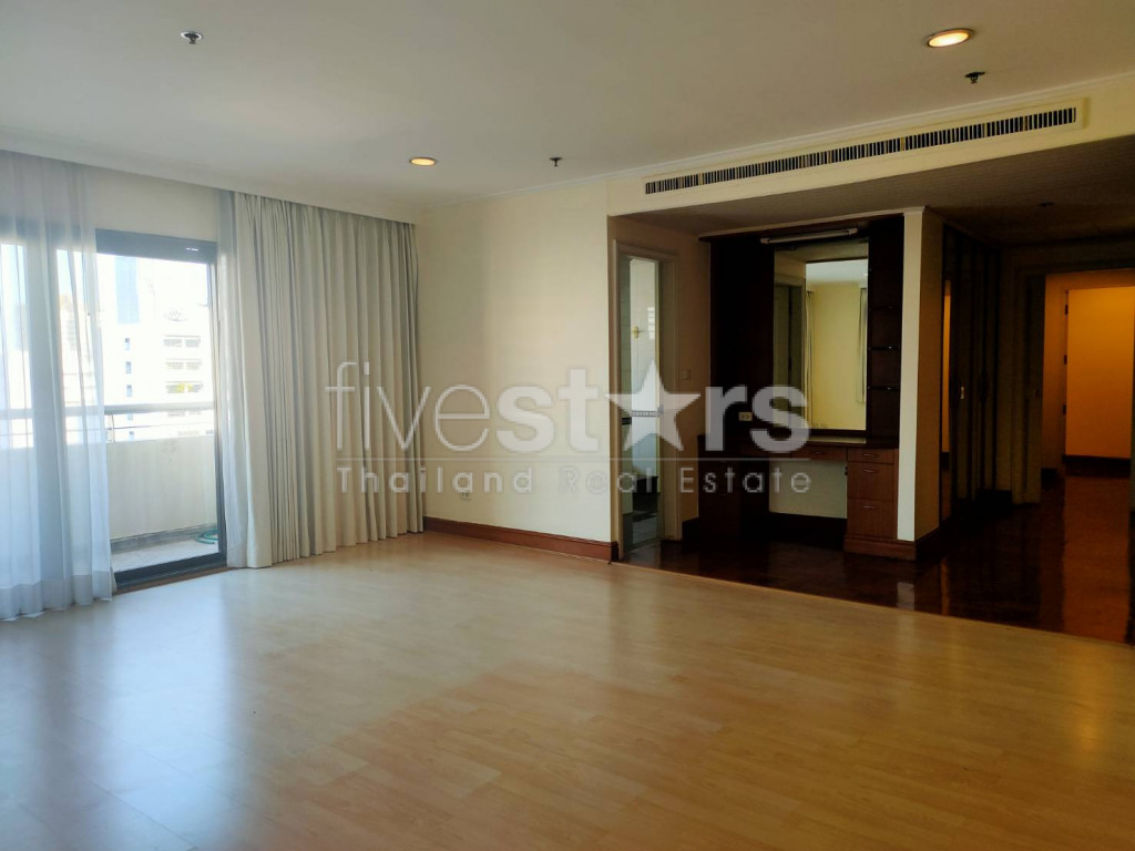 Spacious 3 bedrooms condo for rent walking distance to BTS Nana, photo 9