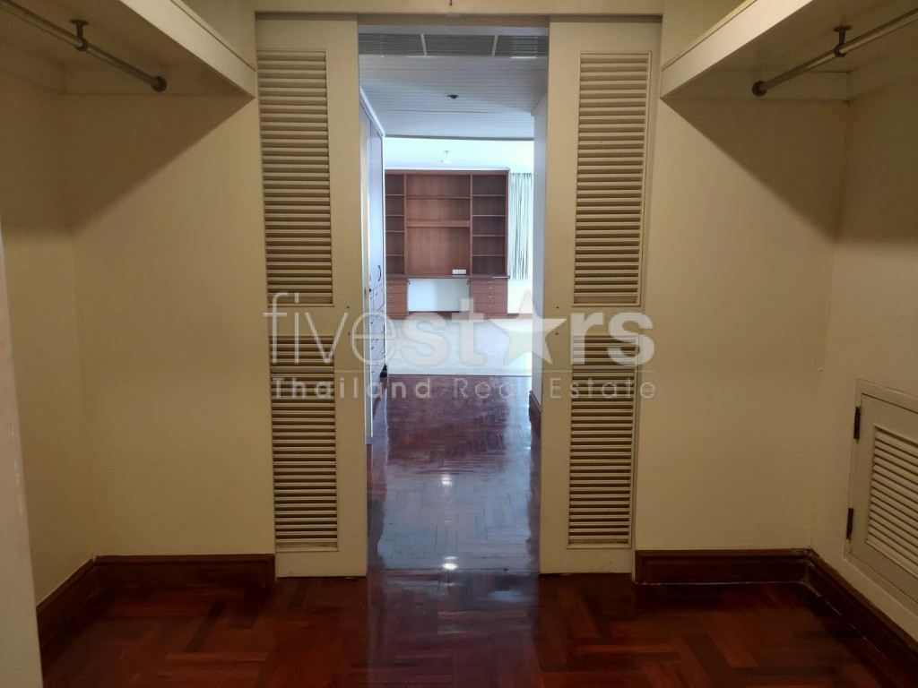 Spacious 3 bedrooms condo for rent walking distance to BTS Nana, photo 11