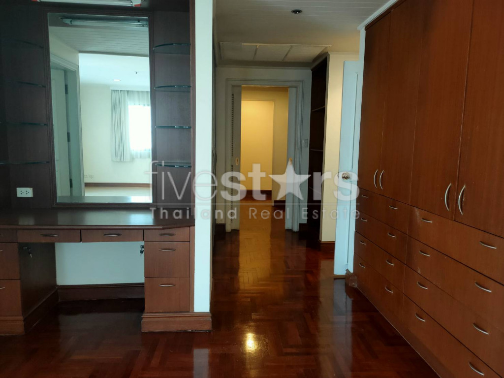 Spacious 3 bedrooms condo for rent walking distance to BTS Nana, photo 10