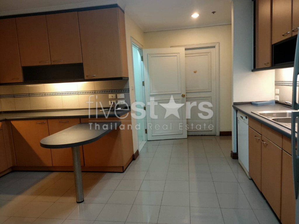 Spacious 3 bedrooms condo for rent walking distance to BTS Nana, photo 5