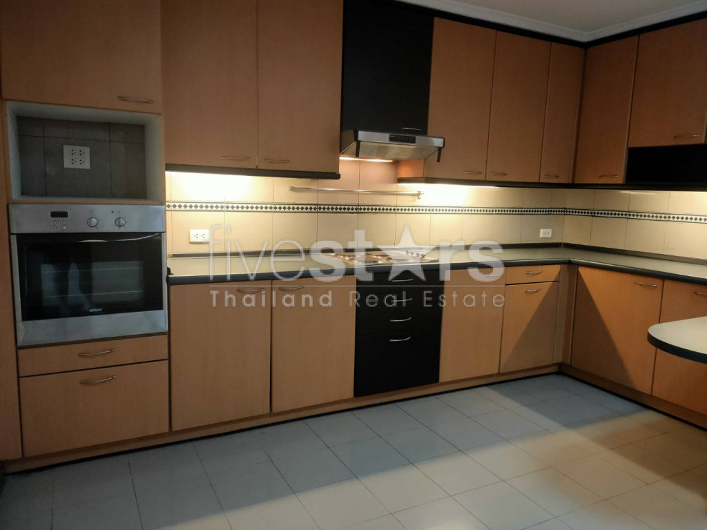 Spacious 3 bedrooms condo for rent walking distance to BTS Nana, photo 3
