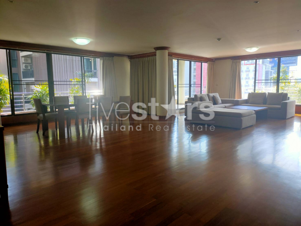Spacious 4 bedrooms apartment for rent in asoke