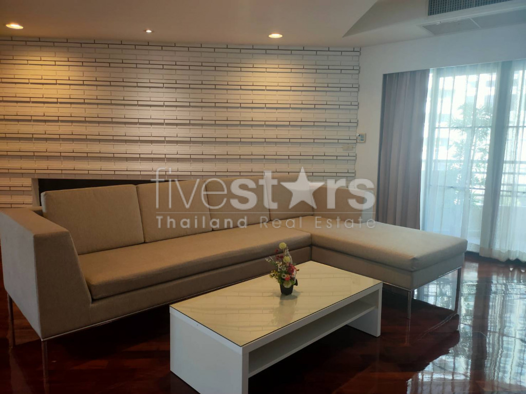 Pet friendly apartment 3 bedrooms for rent in Asoke area