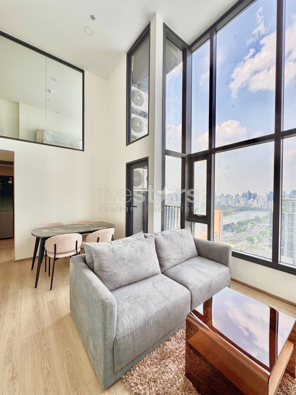 Superbe Duplex 2 Chambres + 1 Bureau à Louer près du MRT Queen Sirikit