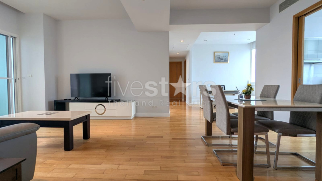 Appartement de 2 chambres à louer proche du BTS Asoke et du parc Benchakitti