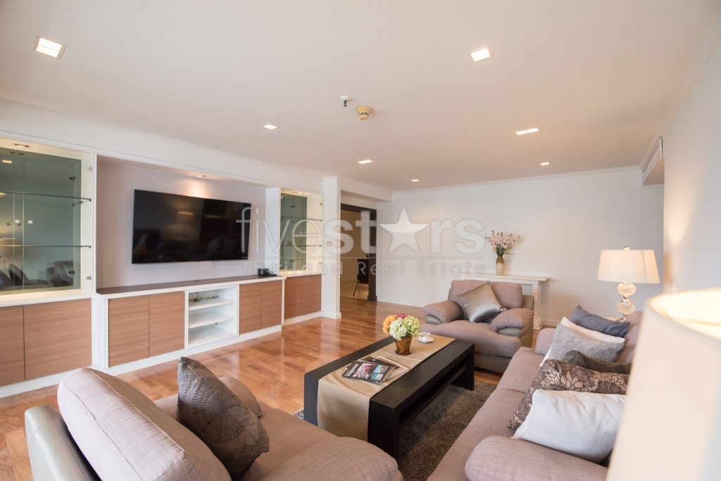 Appartement de 4 chambres à louer à Asoke, près du parc de Benchakitti