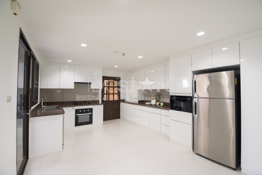 Appartement de 4 chambres à louer à Asoke, près du parc de Benchakitti, photo 5