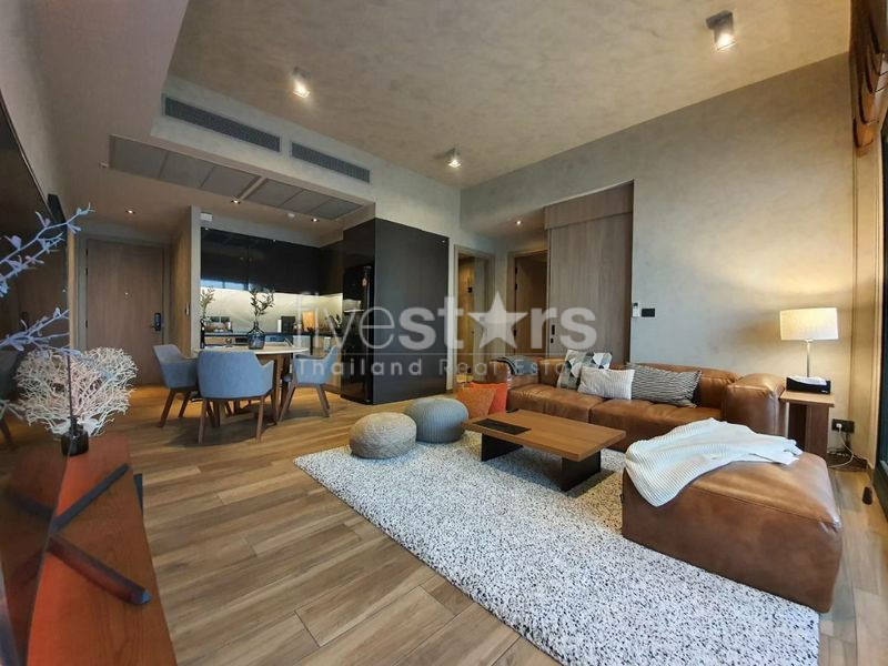 Modern 2 bedrooms condo for sale only 3 minutes walk to MRT Petchburi