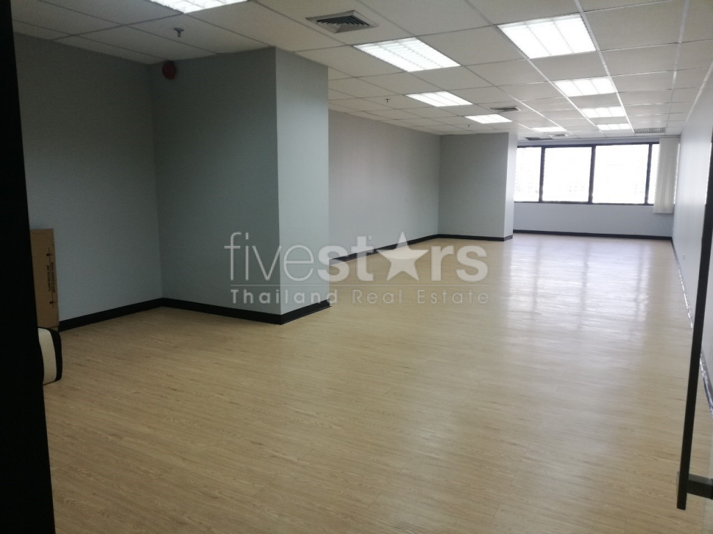 Office for rent on Asoke, photo 3