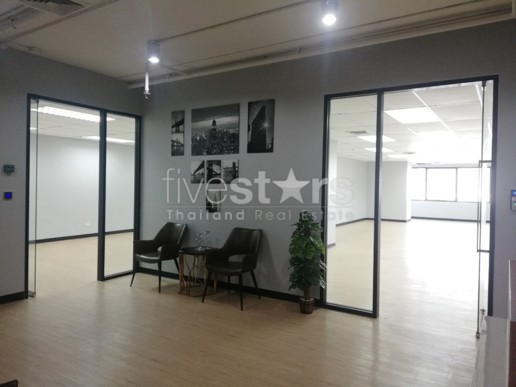 Office for rent on Asoke, photo 4