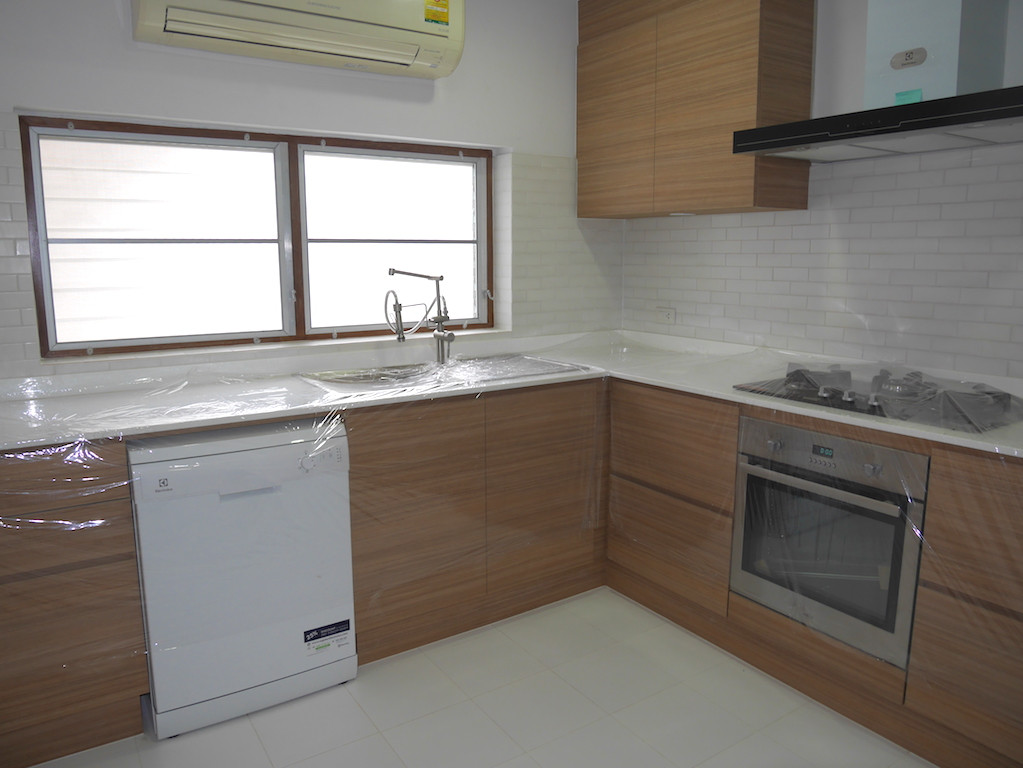 Maison de style Thai avec 4 chambres et piscine privée quartier Asoke/Petchburi, photo 3