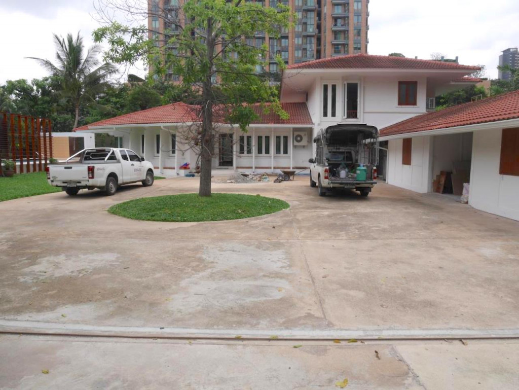 Maison de style Thai avec 4 chambres et piscine privée quartier Asoke/Petchburi