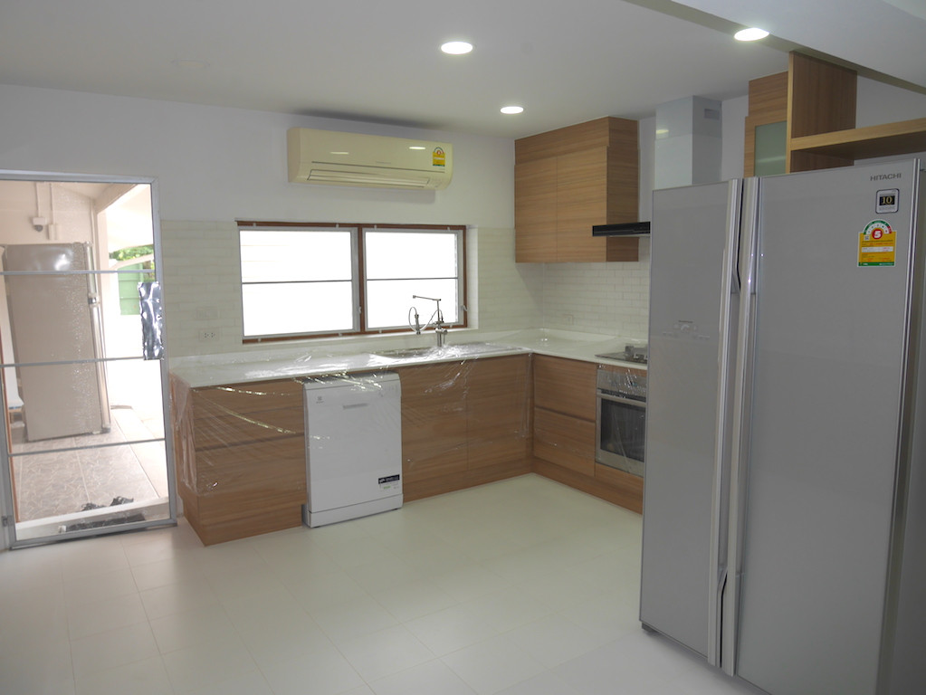 Maison de style Thai avec 4 chambres et piscine privée quartier Asoke/Petchburi, photo 2