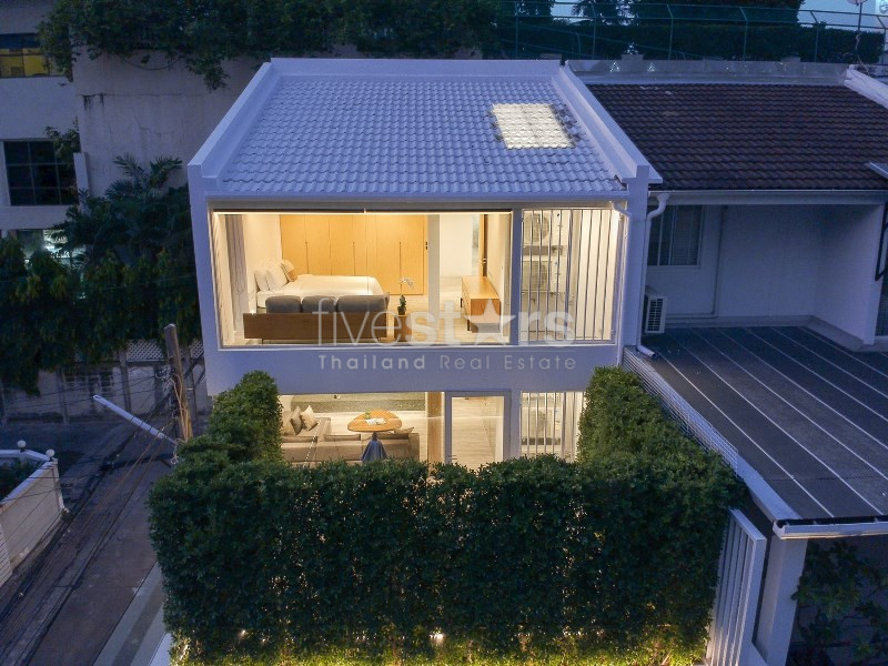 3 storey townhouse close to BTS Nana