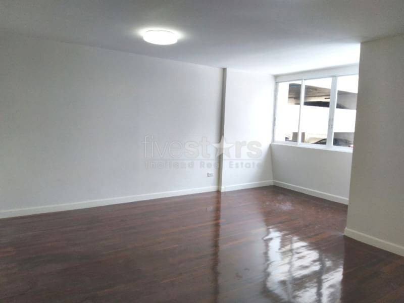 Renovated 3 Storey Townhouse/home office for rent in Nana, photo 11