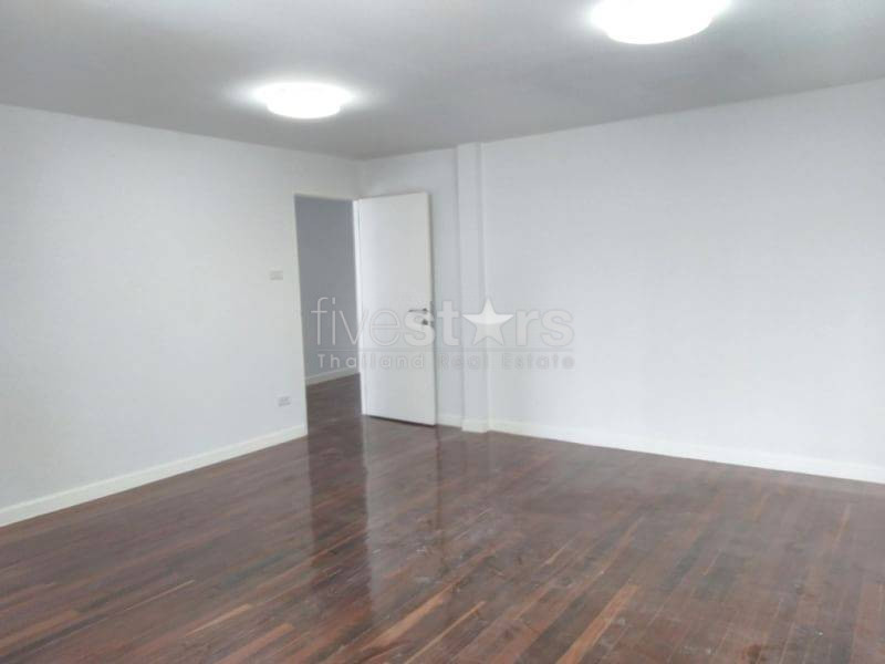 Renovated 3 Storey Townhouse/home office for rent in Nana, photo 10