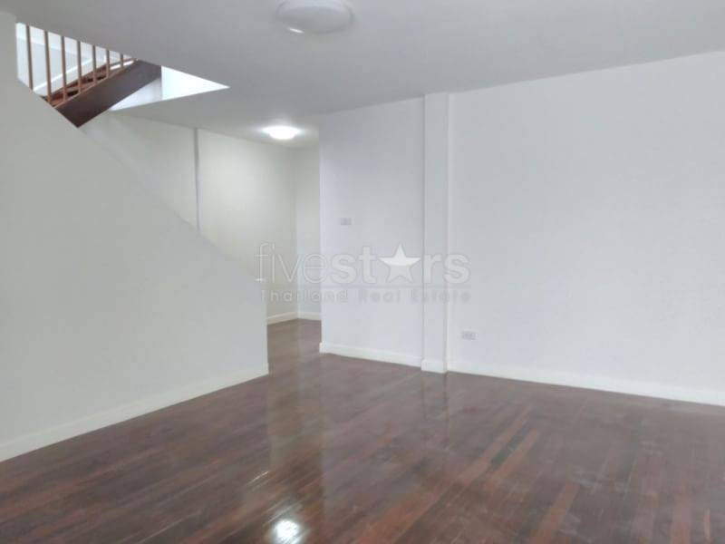 Renovated 3 Storey Townhouse/home office for rent in Nana, photo 16