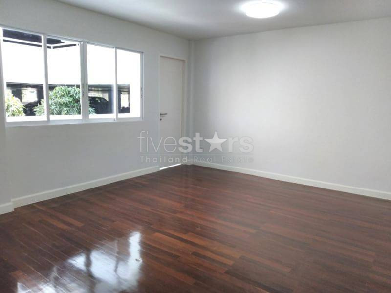 Renovated 3 Storey Townhouse/home office for rent in Nana, photo 14