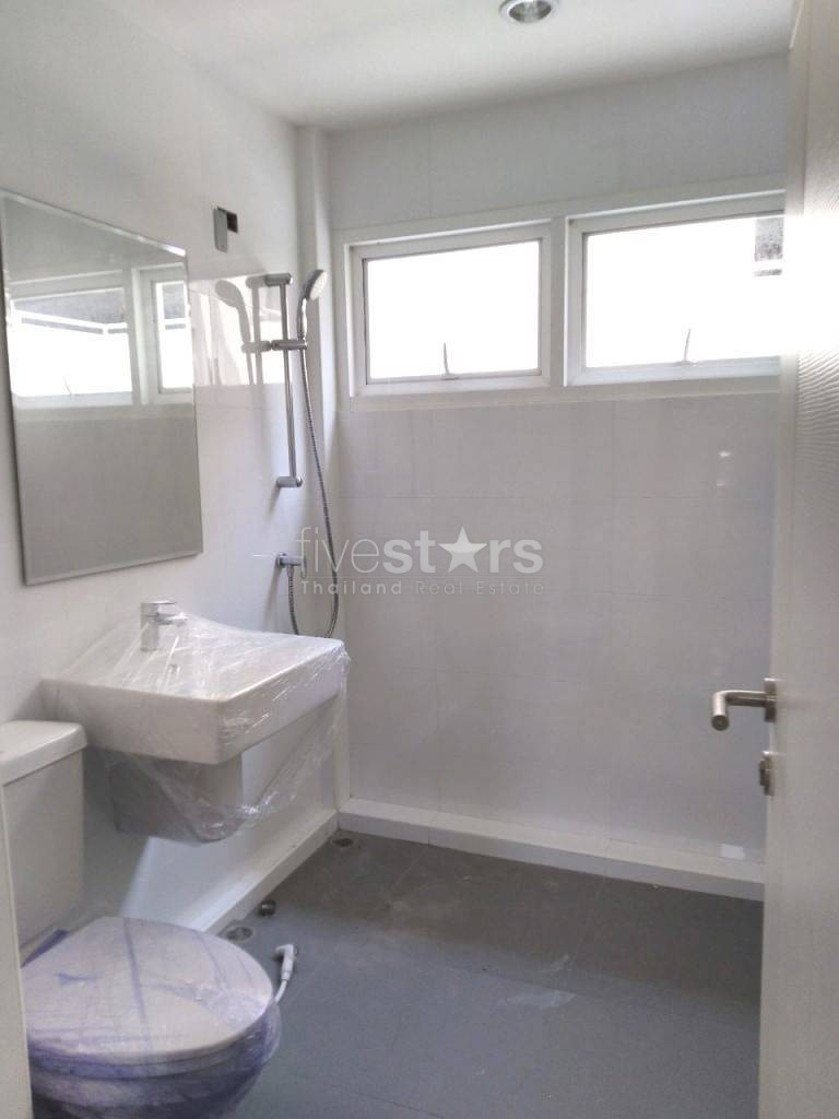Renovated 3 Storey Townhouse/home office for rent in Nana, photo 15