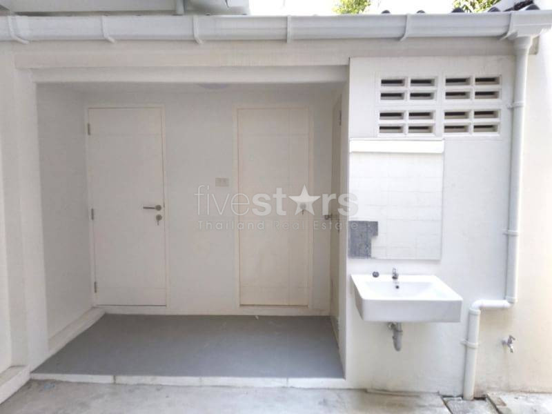 Renovated 3 Storey Townhouse/home office for rent in Nana, photo 19