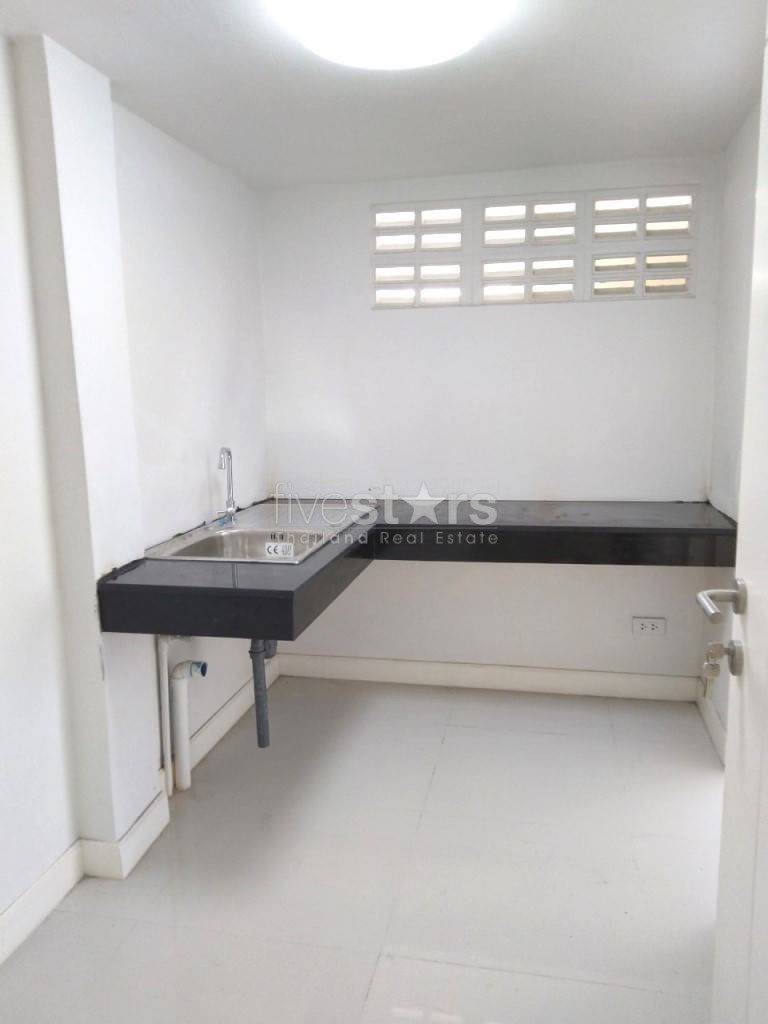 Renovated 3 Storey Townhouse/home office for rent in Nana, photo 8