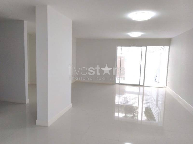 Renovated 3 Storey Townhouse/home office for rent in Nana, photo 4