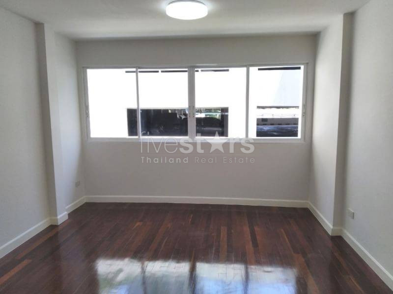 Renovated 3 Storey Townhouse/home office for rent in Nana, photo 9