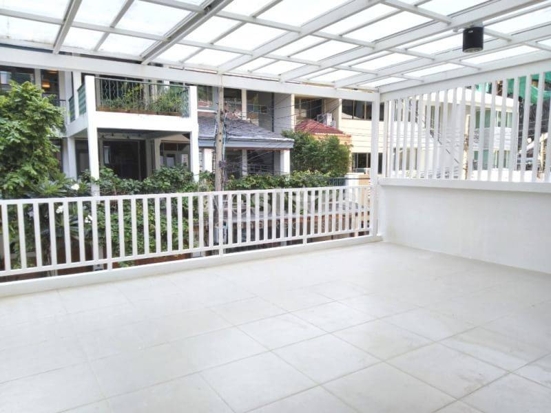 Renovated 3 Storey Townhouse/home office for rent in Nana, photo 2