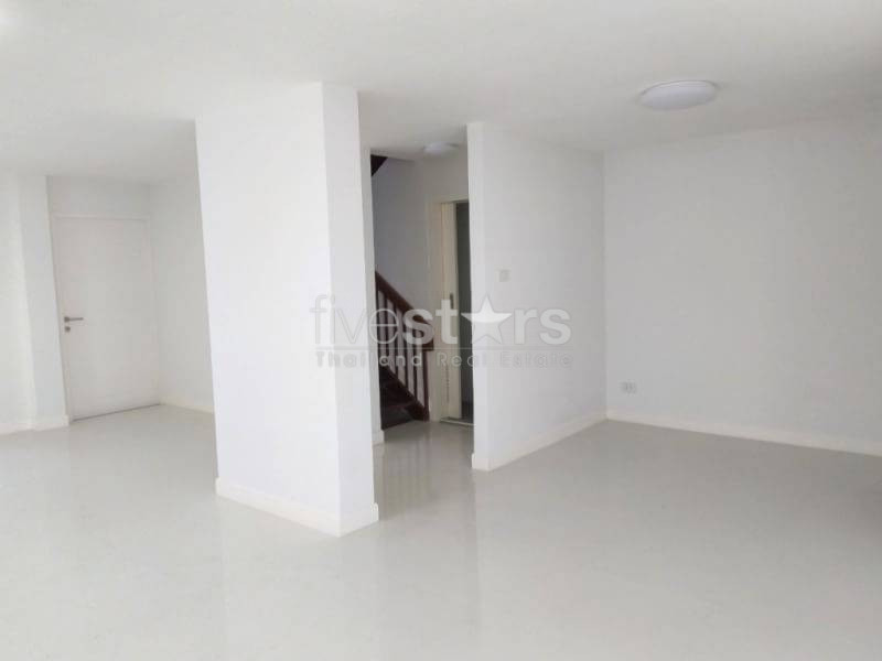 Renovated 3 Storey Townhouse/home office for rent in Nana, photo 5