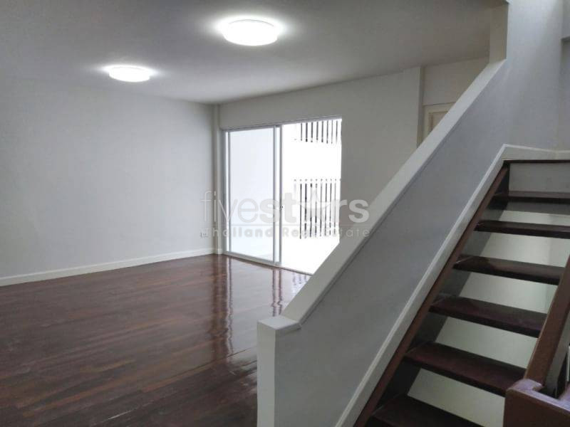 Renovated 3 Storey Townhouse/home office for rent in Nana, photo 17