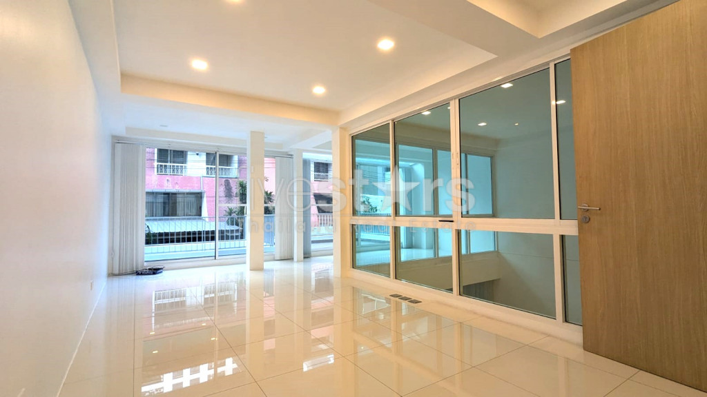 Townhouse avec 3 chambres à NanaT, ruelle calme proche de Soi 11, photo 11