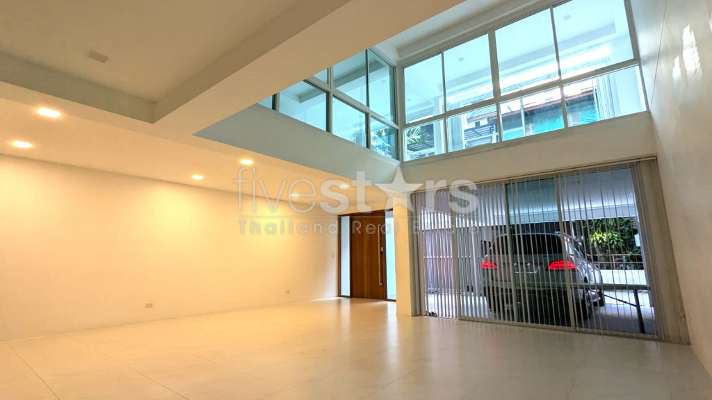 Townhouse avec 3 chambres à NanaT, ruelle calme proche de Soi 11, photo 2