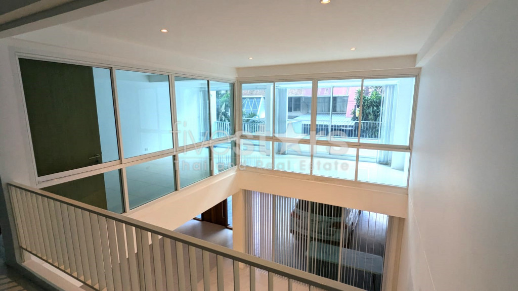 Townhouse avec 3 chambres à NanaT, ruelle calme proche de Soi 11, photo 3