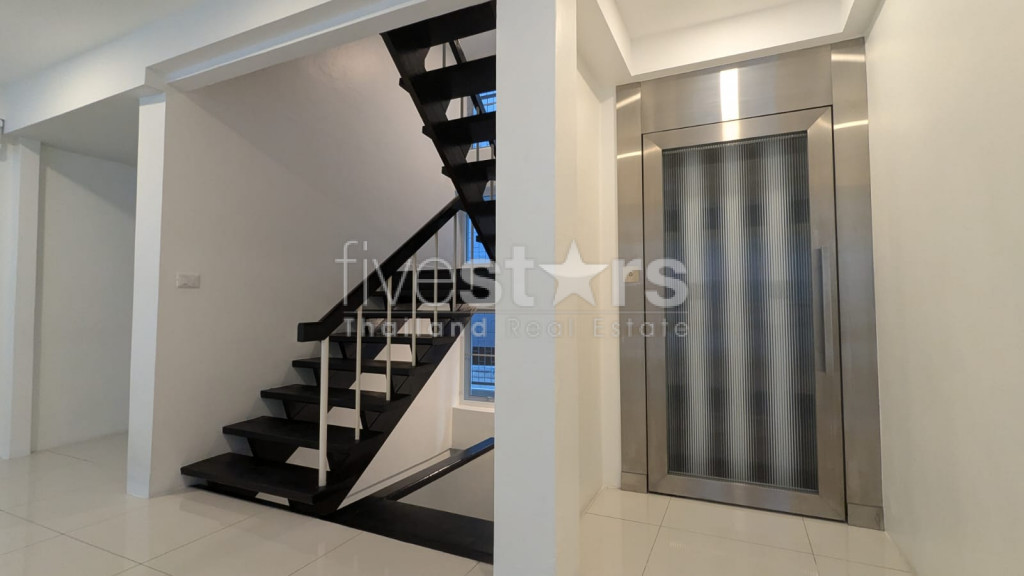 Townhouse avec 3 chambres à NanaT, ruelle calme proche de Soi 11, photo 9
