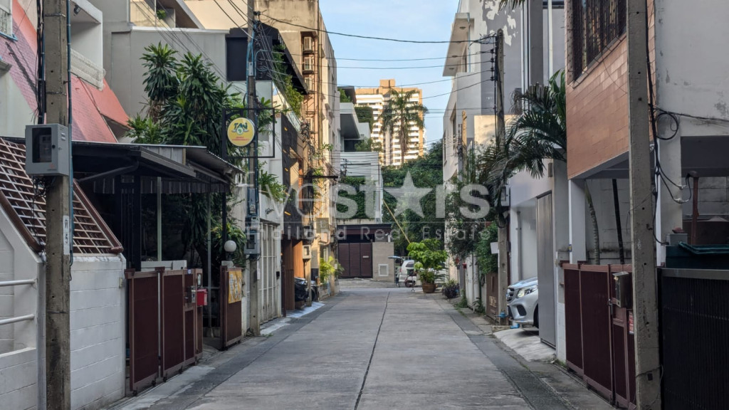 Townhouse avec 3 chambres à NanaT, ruelle calme proche de Soi 11