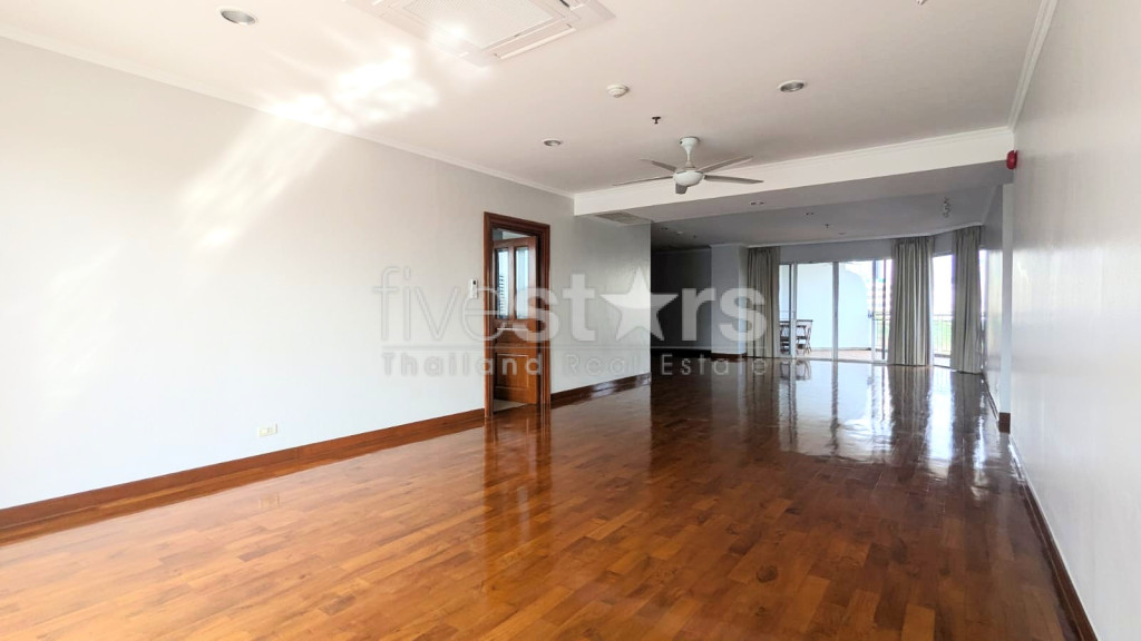 Grand appartement familial de 3 chambres à louer à Sathorn