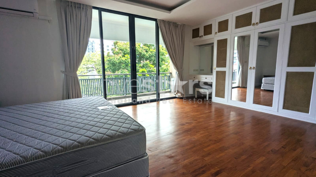 Appartement de 4 chambres rénové à louer à Sathorn, proche Villa Market Nanglinchee, photo 10