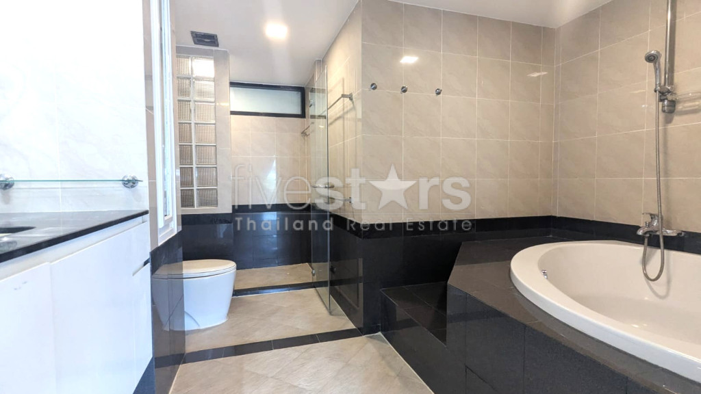 Appartement de 4 chambres rénové à louer à Sathorn, proche Villa Market Nanglinchee, photo 13