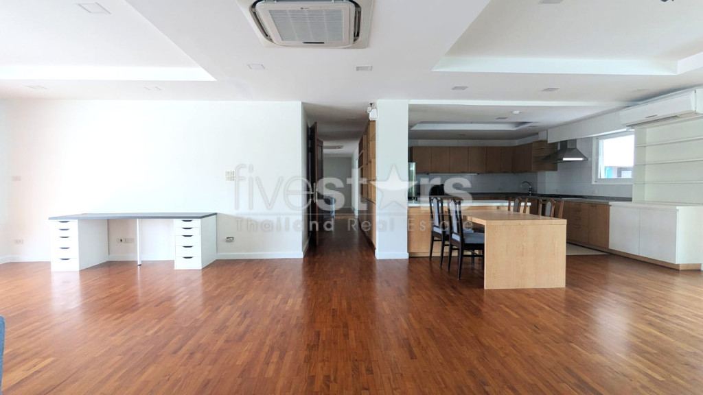 Appartement de 4 chambres rénové à louer à Sathorn, proche Villa Market Nanglinchee, photo 2