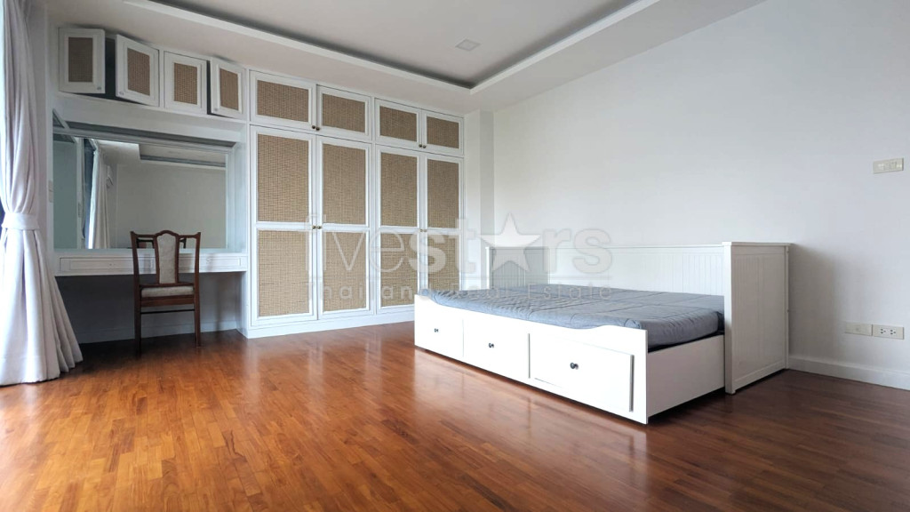 Appartement de 4 chambres rénové à louer à Sathorn, proche Villa Market Nanglinchee, photo 8