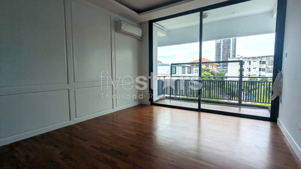Appartement de 4 chambres rénové à louer à Sathorn, proche Villa Market Nanglinchee, photo 11